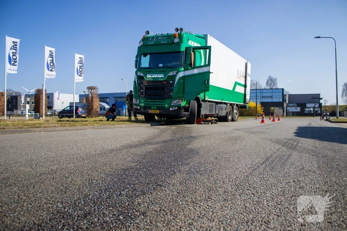 Diesel lekt van vrachtwagen na ongeval