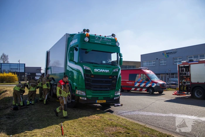Diesel lekt van vrachtwagen na ongeval