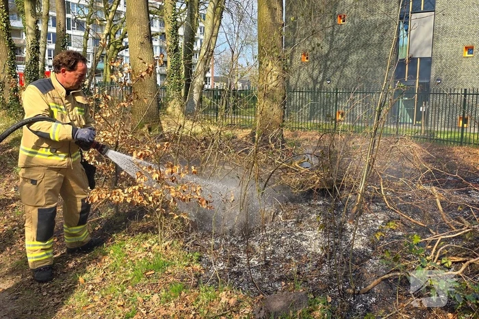 Tientallen meters bosschage in brand