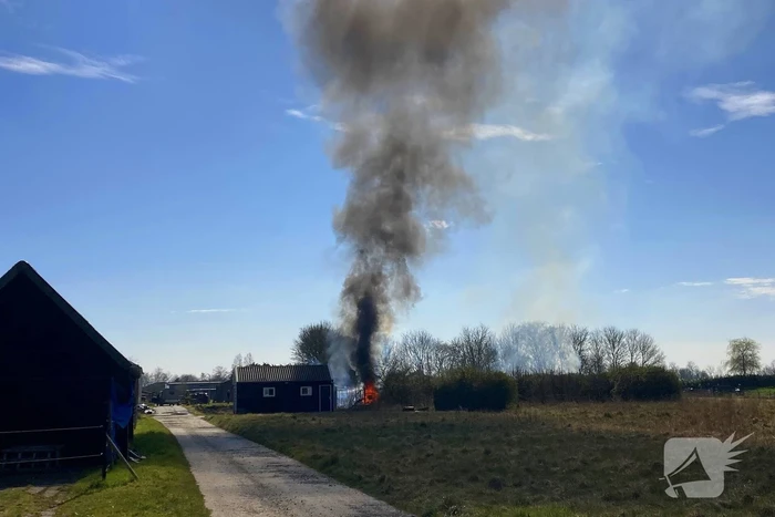 Brandweer blust uitslaande brand in schuur