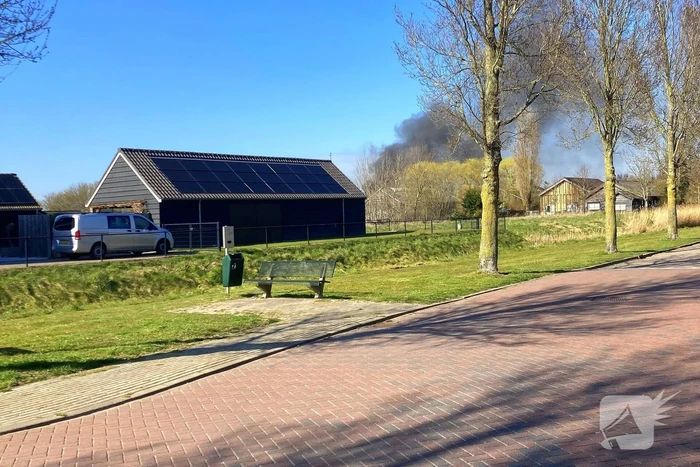 Brandweer blust uitslaande brand in schuur