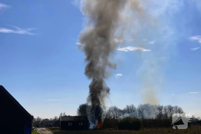 Brandweer blust uitslaande brand in schuur