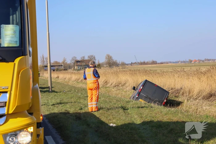 Bestelbus raakt van de weg en belandt in sloot