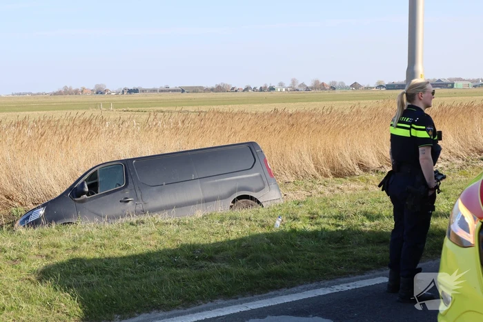 Bestelbus raakt van de weg en belandt in sloot