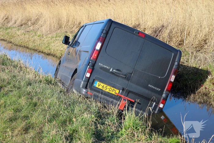 Bestelbus raakt van de weg en belandt in sloot