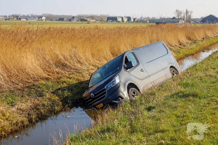 Bestelbus raakt van de weg en belandt in sloot