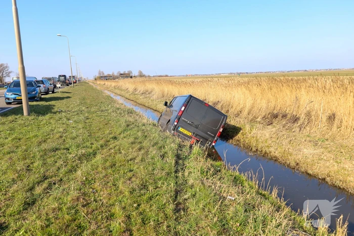 Bestelbus raakt van de weg en belandt in sloot