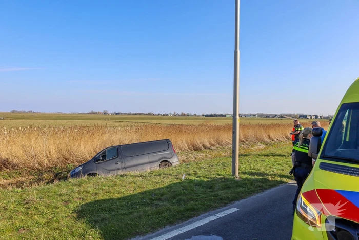 Bestelbus raakt van de weg en belandt in sloot