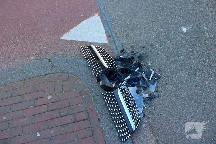 Bestelbus en personenauto met elkaar in botsing