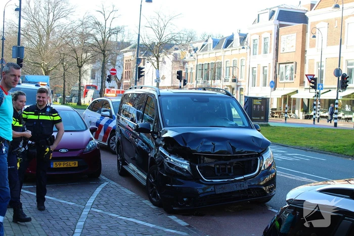 Bestelbus en personenauto met elkaar in botsing