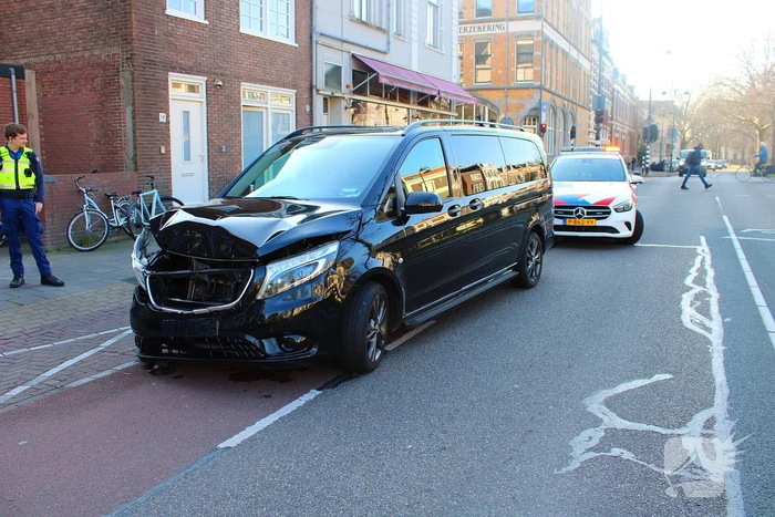 Bestelbus en personenauto met elkaar in botsing