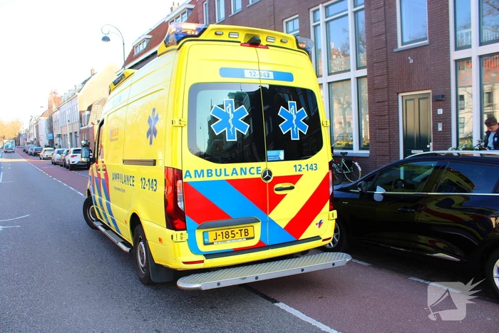 Bestelbus en personenauto met elkaar in botsing
