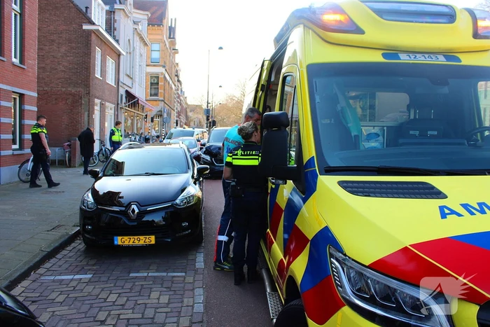 Bestelbus en personenauto met elkaar in botsing