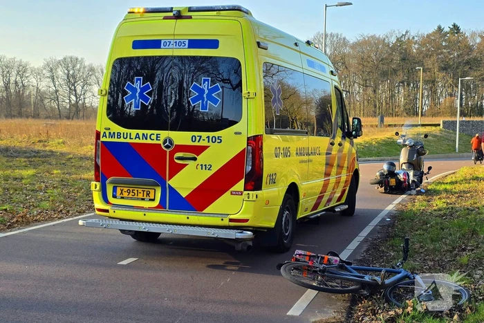 Scooterrijder en fietser botsen op fietspad