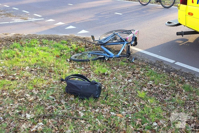 Scooterrijder en fietser botsen op fietspad