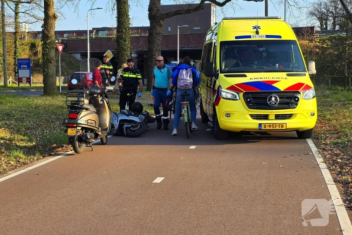 Scooterrijder en fietser botsen op fietspad