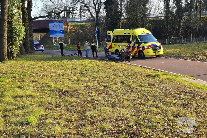 Scooterrijder en fietser botsen op fietspad