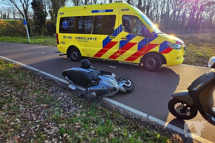 Scooterrijder en fietser botsen op fietspad