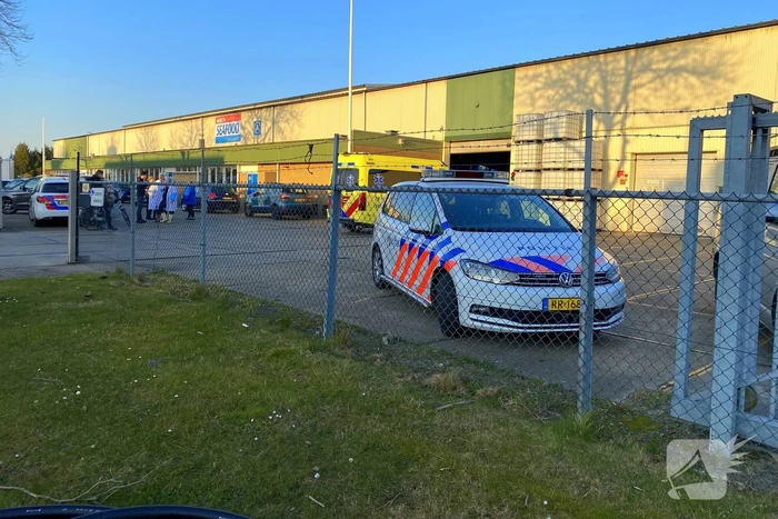 Persoon bekneld in bedrijfspand