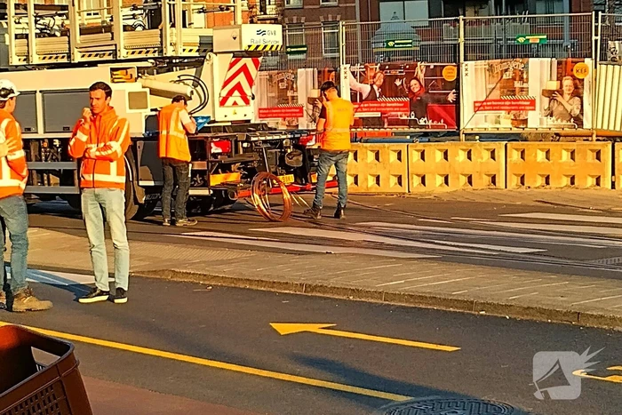 Vrachtwagen trekt bovenleiding van tram kapot