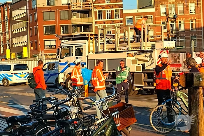 Vrachtwagen trekt bovenleiding van tram kapot