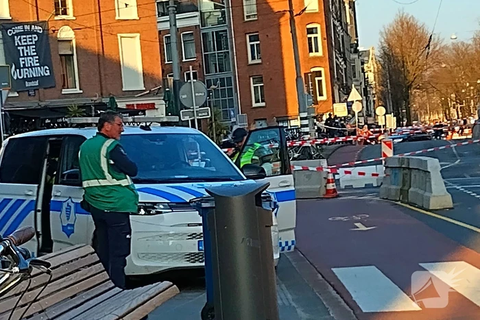 Vrachtwagen trekt bovenleiding van tram kapot