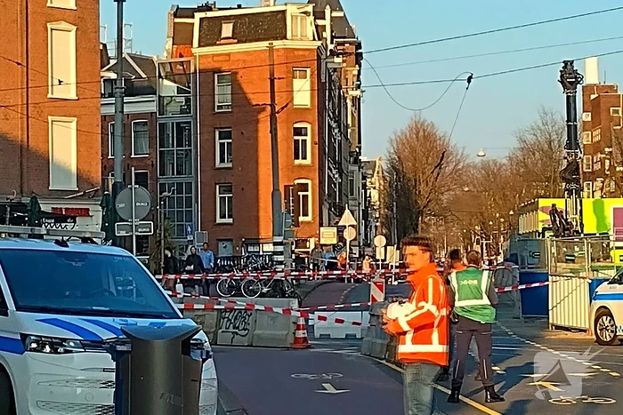 Vrachtwagen trekt bovenleiding van tram kapot