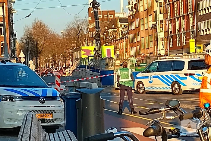 Vrachtwagen trekt bovenleiding van tram kapot