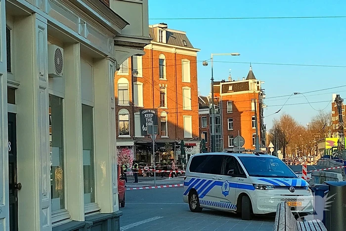 Vrachtwagen trekt bovenleiding van tram kapot