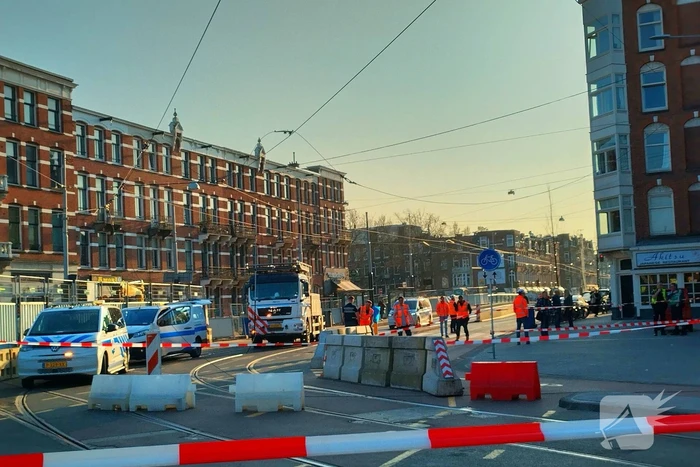 Vrachtwagen trekt bovenleiding van tram kapot
