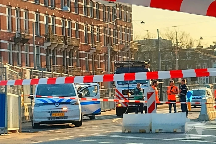 Vrachtwagen trekt bovenleiding van tram kapot
