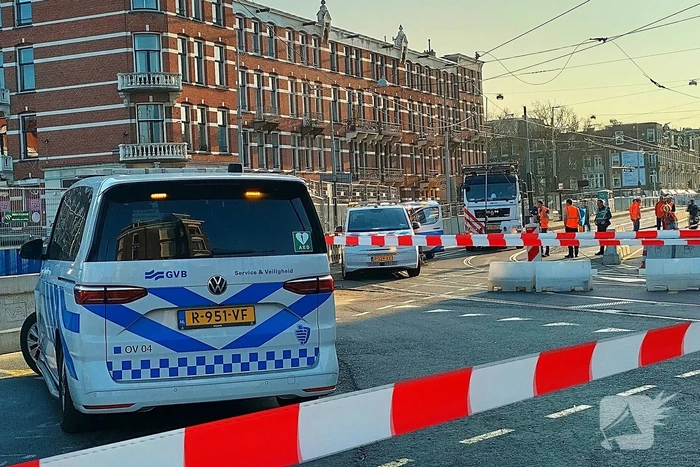 Vrachtwagen trekt bovenleiding van tram kapot