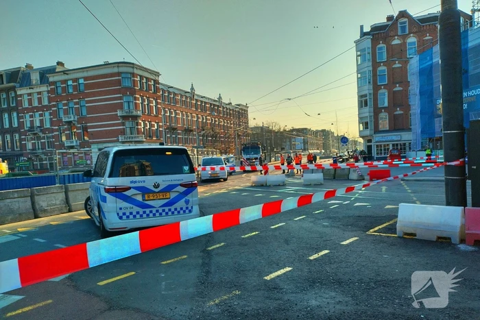 Vrachtwagen trekt bovenleiding van tram kapot