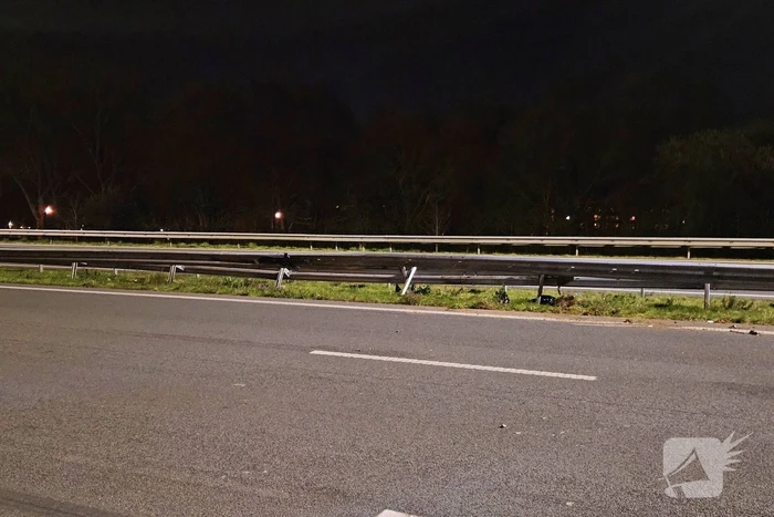 Bestuurder ramt vangrail