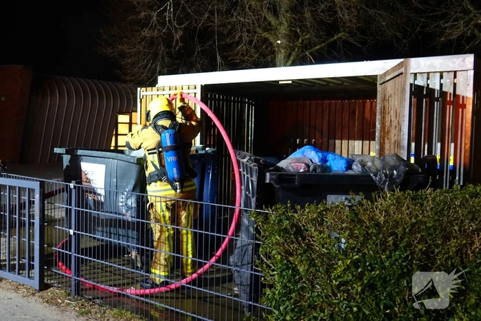 Brand in containers in fietsenstalling school