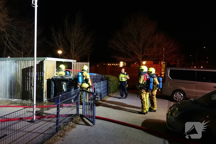 Brand in containers in fietsenstalling school