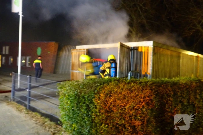 Brand in containers in fietsenstalling school