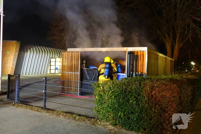 Brand in containers in fietsenstalling school