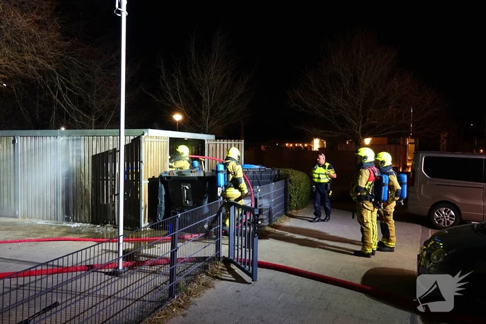 Brand in containers in fietsenstalling school