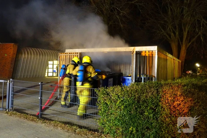 Brand in containers in fietsenstalling school
