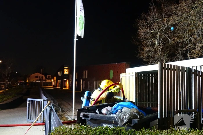Brand in containers in fietsenstalling school