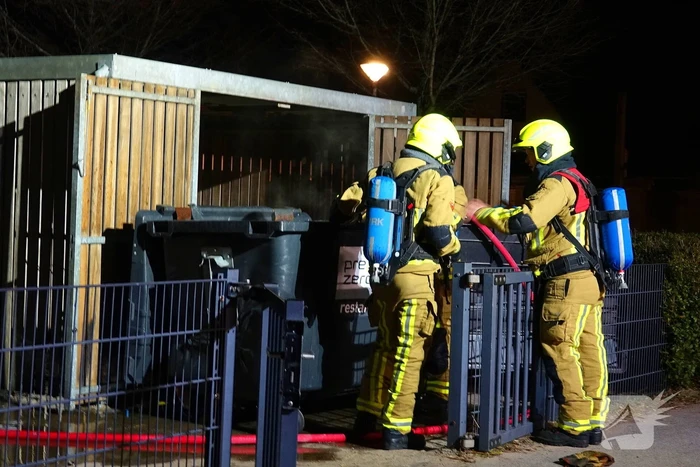 Brand in containers in fietsenstalling school
