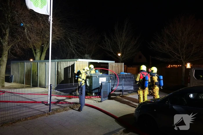 Brand in containers in fietsenstalling school