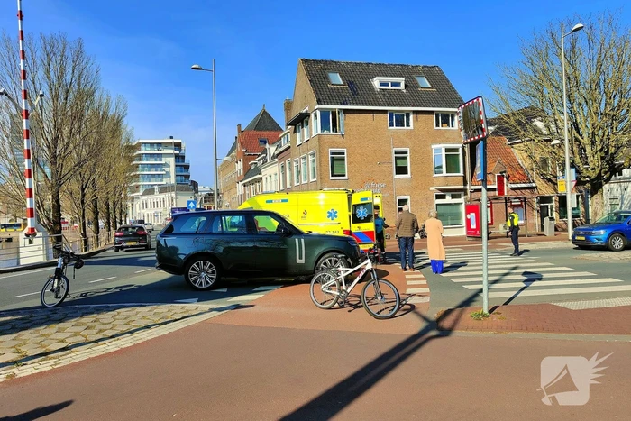 Fietser naar ziekenhuis na aanrijding