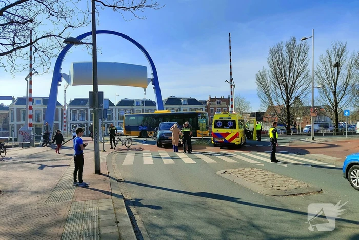 Fietser naar ziekenhuis na aanrijding