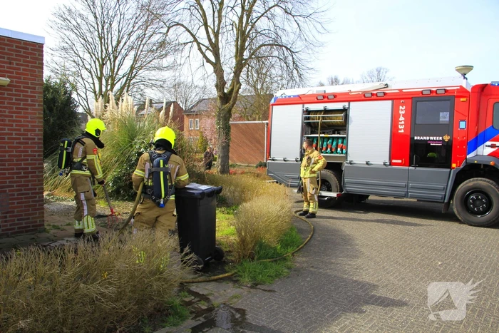 Brand naast woning snel geblust