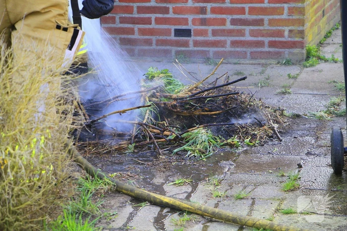 Brand naast woning snel geblust