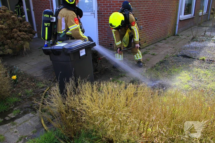 Brand naast woning snel geblust