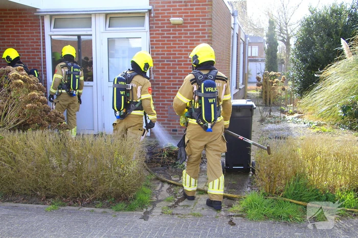 Brand naast woning snel geblust