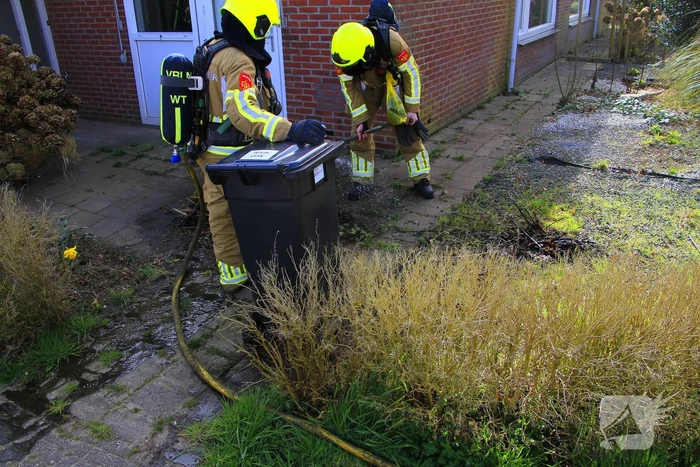 Brand naast woning snel geblust
